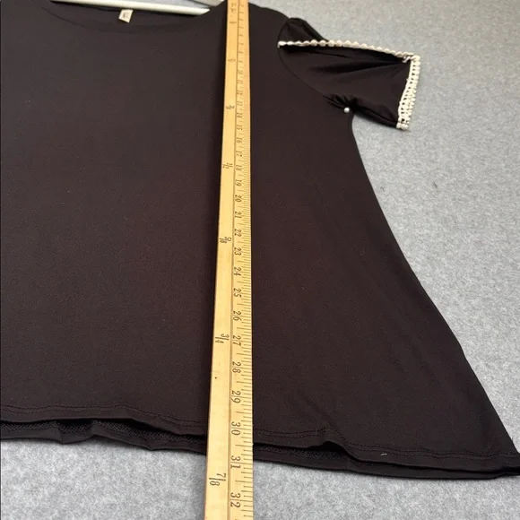 NWT Short Tulip Sleeve Floral Print V-Neck
Satin Top 1X Black/White - Picture 9 of 12